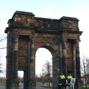 Mounted police officers guarding the McLennan Arch at the northwest entrance to Glasgow Green by Alistair McMillan licensed under CC-BY-3.0.