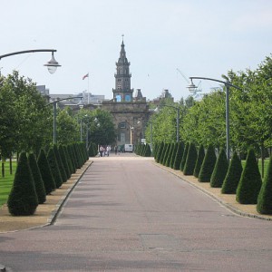 Avenue at Glasgow Green by Richard Webb licensed under CC-BY-SA-2.0.