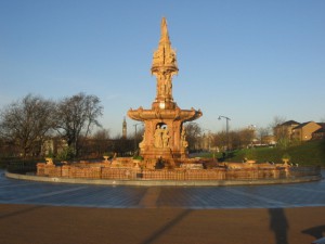 The world's largest terracotta fountain, next to the People's Palace. By Robert Struthers licensed under CC-BY-SA-2.0.