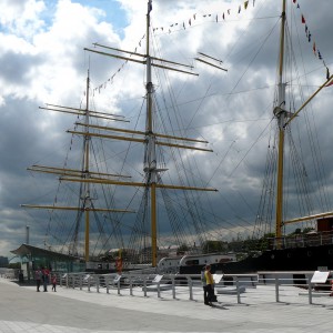 The SV Glenlee at anchor by BJ Mullen licensed under CC-BY-SA-3.0.